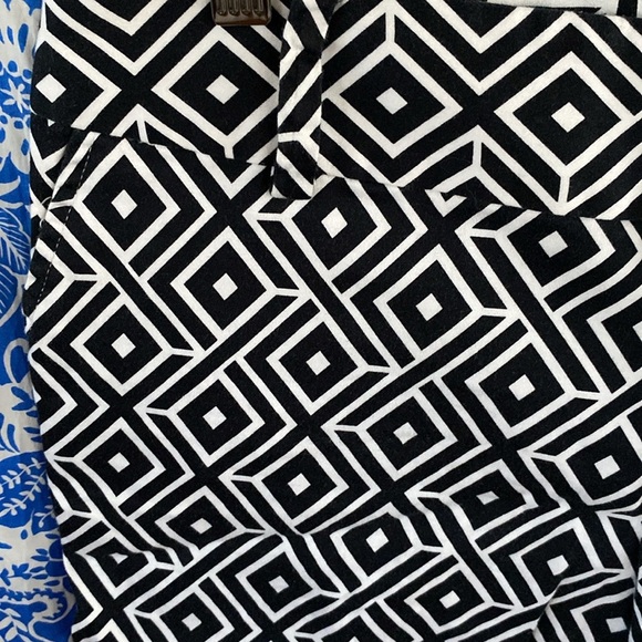 INC International concepts Geometrical, black and white shorts size 10 - Picture 2 of 4